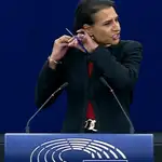 La eurodiputada sueca Abir Al-Sahlani se corta el pelo ante el Parlamento europeo