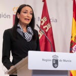 La consejera de empresa y portavoz de la Comunidad de Murcia, Valle Miguélez durante un momento de la rueda de prensa que ha ofrecido para informar de las decisiones tomadas en la reunión del consejo de gobierno, celebrado este jueves en el Palacio de San Esteban, sede del gobierno regional. EFE/Marcial Guillén
