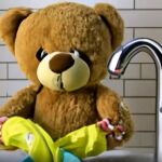 Captura del vídeo creado con Imagen Video a partir de la descripción "Oso de peluche fregando platos".