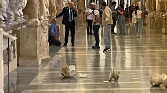 Imagen de los bustos rotos en el suelo