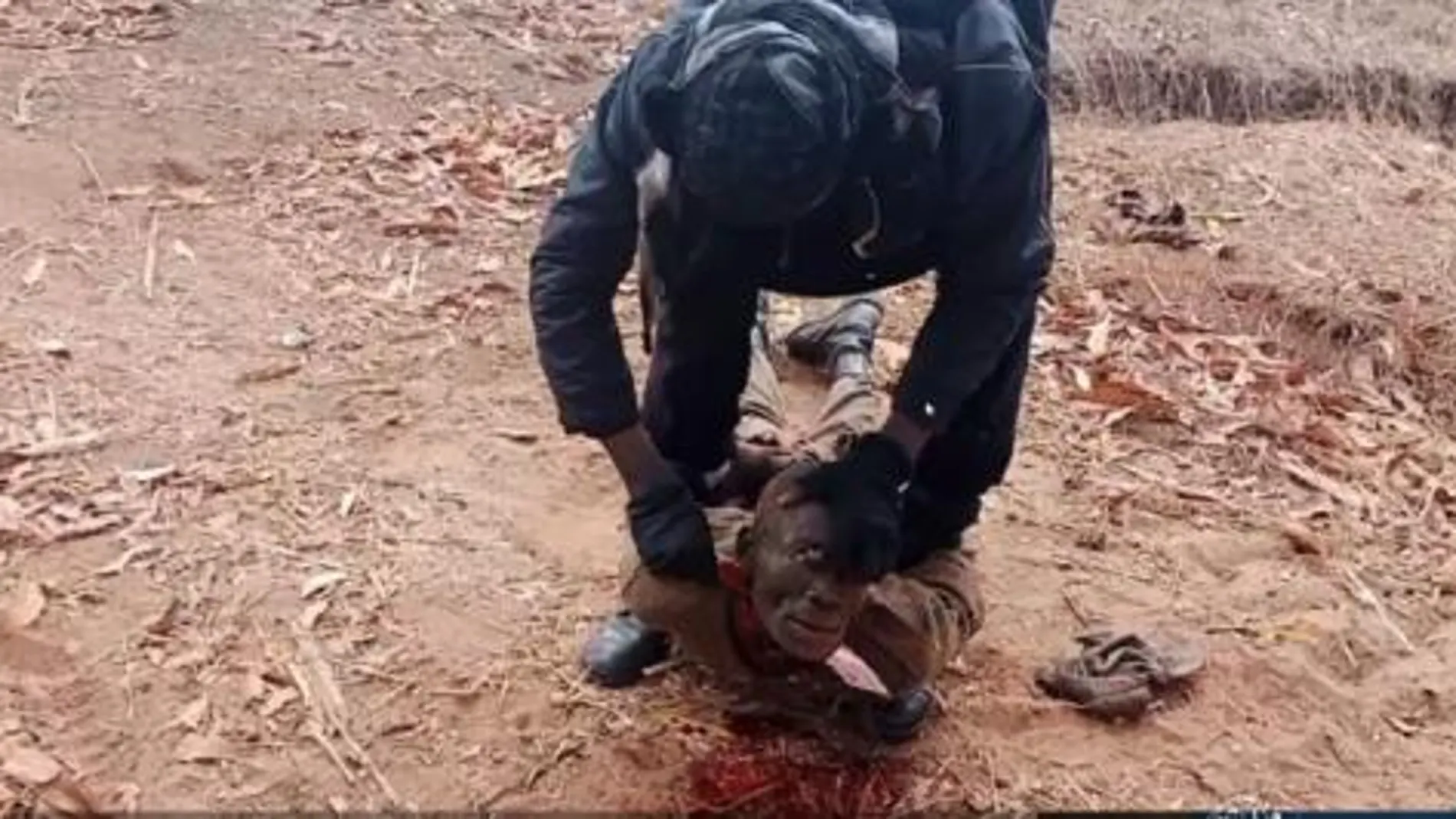Un momento de la decapitación del cristiano por parte del terrorista del Estado Islámico