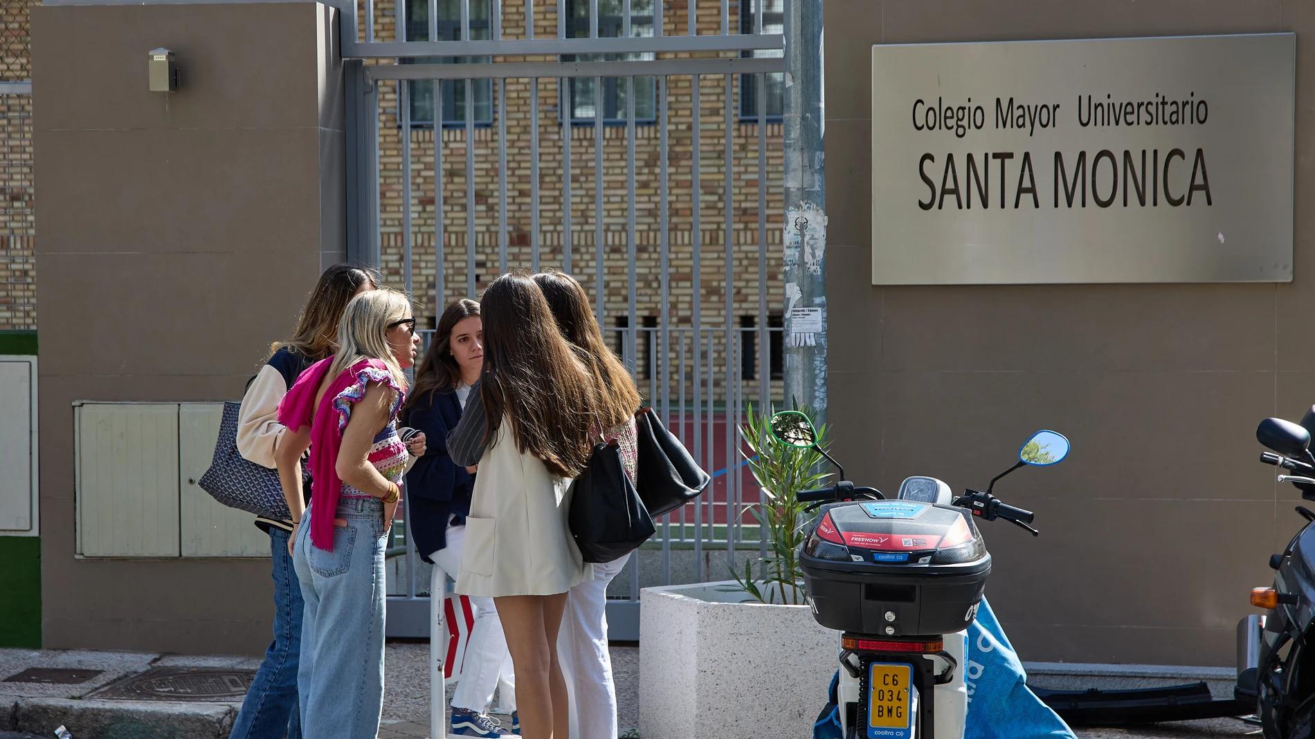 Varias alumnas en la entrada del Colegio Mayor Santa Mónica