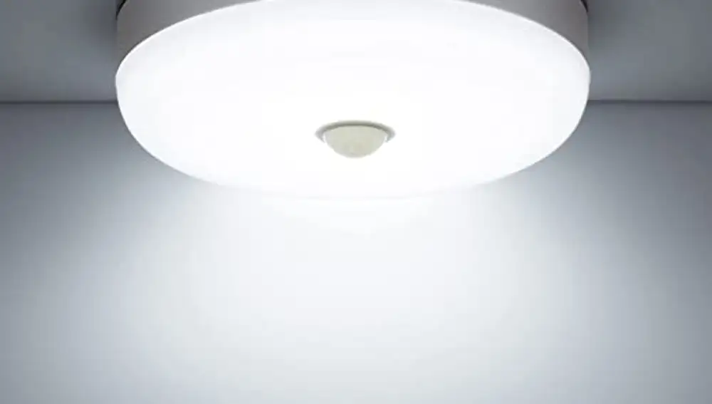 Lámpara de techo con sensor de movimiento Combuh.