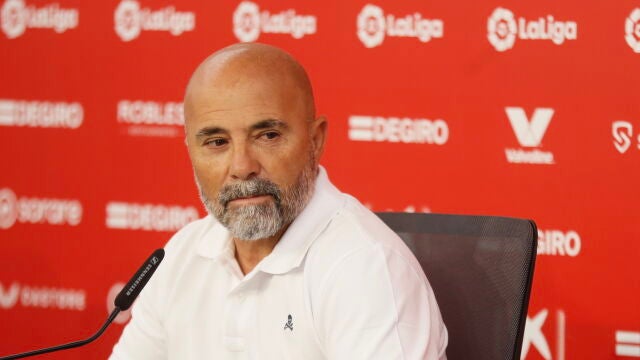 Jorge Sampaoli en rueda de prensa durante su presentación como nuevo entrenador del Sevilla. EFE/José Manuel Vidal