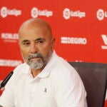 Jorge Sampaoli en rueda de prensa durante su presentación como nuevo entrenador del Sevilla. EFE/José Manuel Vidal