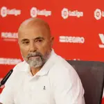 Jorge Sampaoli en rueda de prensa durante su presentación como nuevo entrenador del Sevilla. EFE/José Manuel Vidal