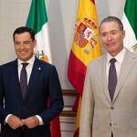 El presidente de la Junta de Andalucía, Juanma Moreno (i), durante su reunión con el embajador de México, Quirino Ordaz Coppel (d)