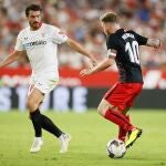 Thomas Delaney con el Sevilla. EFE/José Manuel Vidal