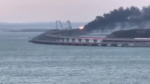 Una Gran Explosión De Varios Tanques De Combustible Daña El Puente De Crimea