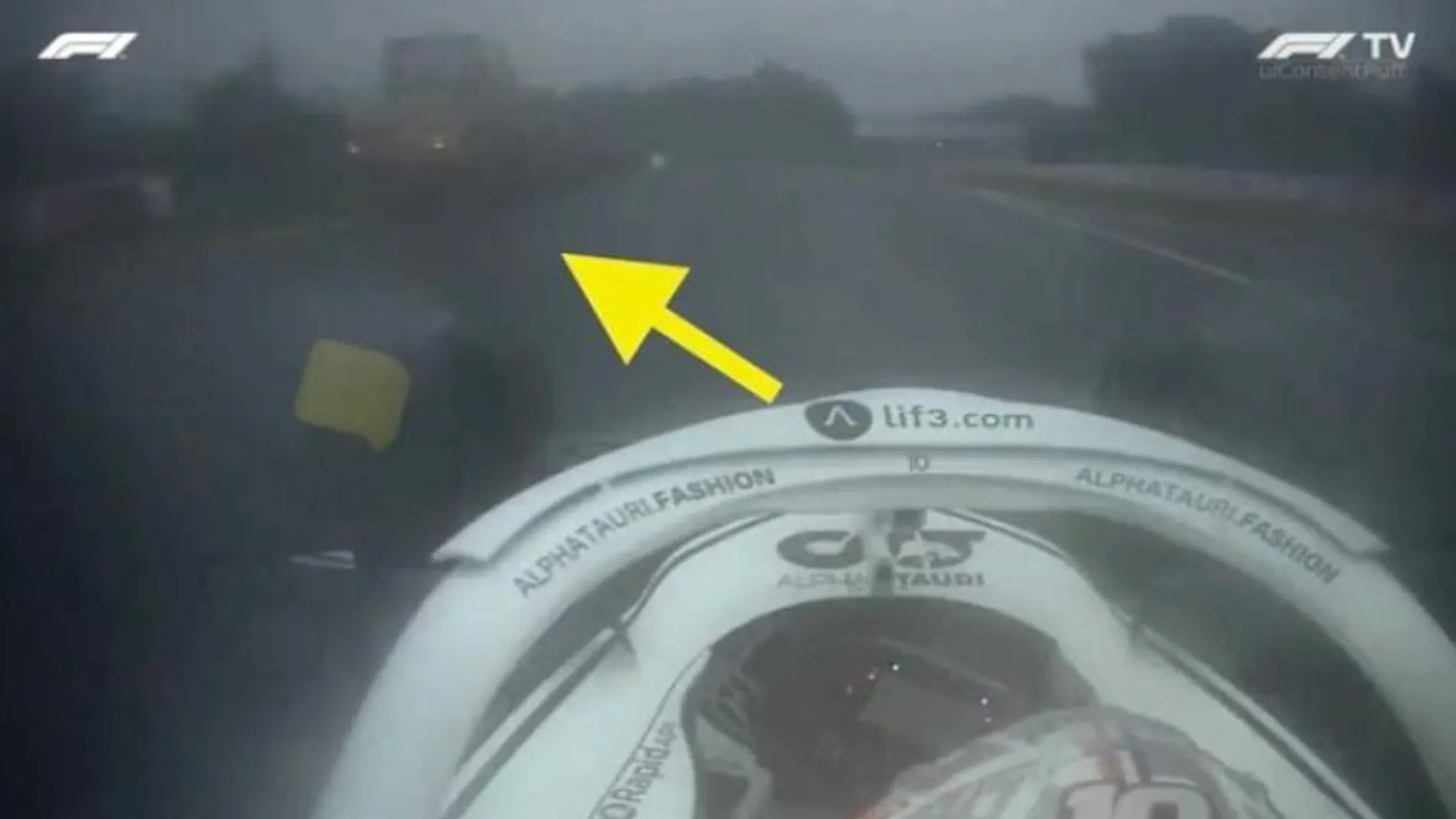 Momento en el que Gasly se topa con la grúa con una pésima visibilidad