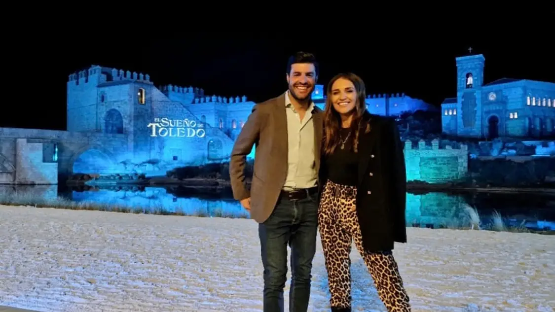 Paula Echevarría con pantalón animal print y botas planas junto a Miguel Torres