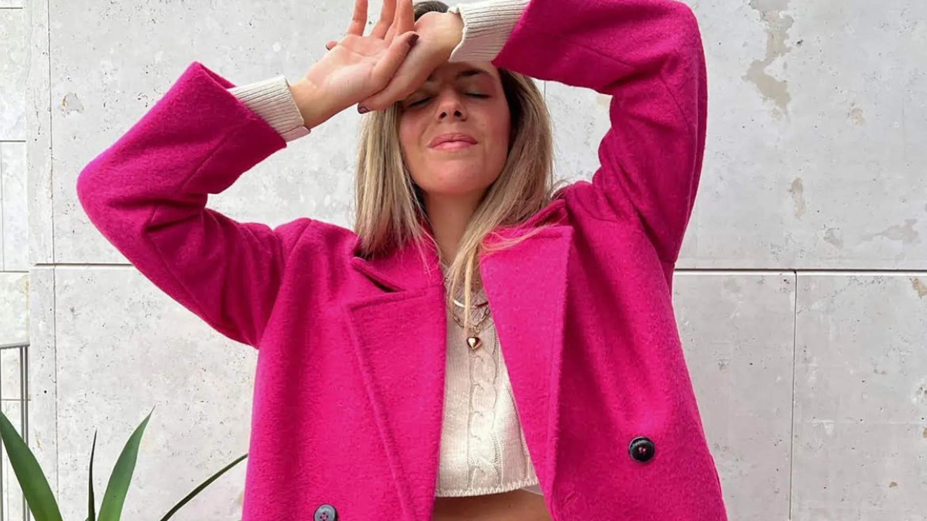 Laura Matamoros con el abrigo rosa más viral de Primark.