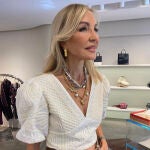 Carmen Lomana con falda midi. 