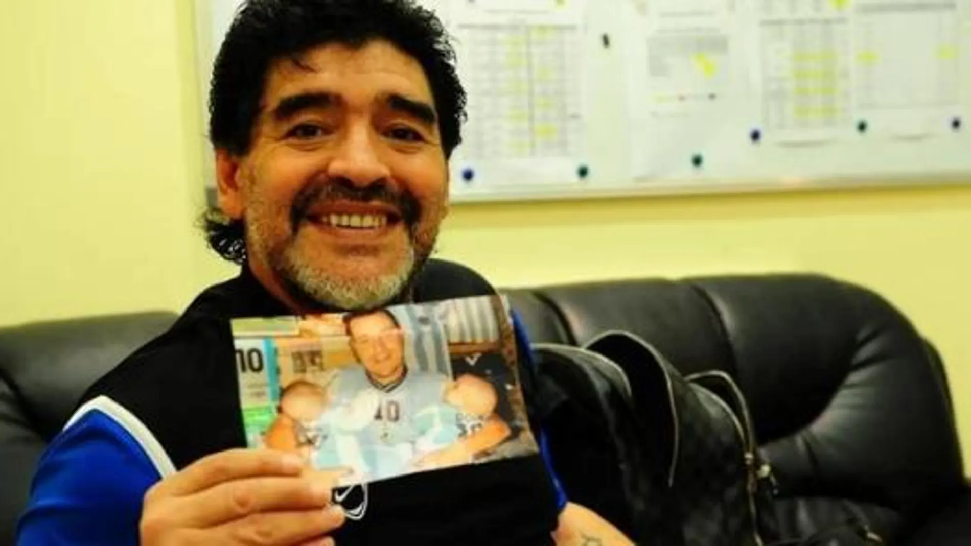 Maradona sosteniendo la imagen enviada por Walter