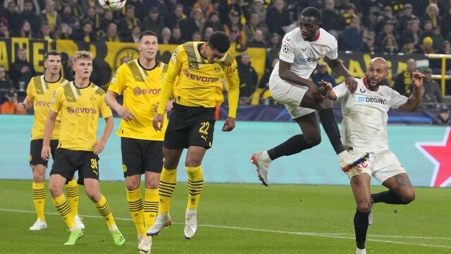 El remate de cabeza de Nianzou que acabó en gol del Sevilla