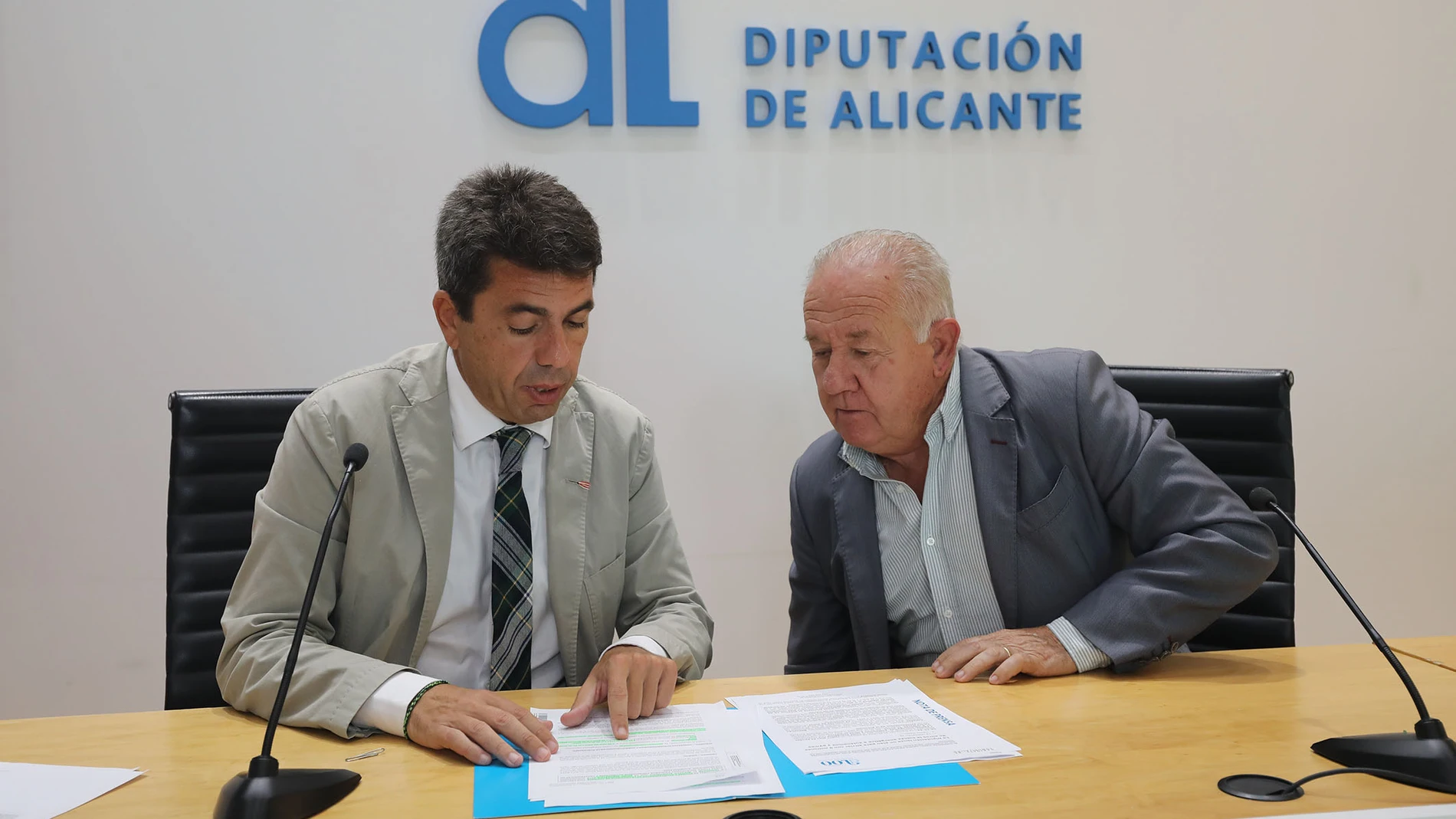 El presidente de la Diputación de Alicante, Carlos Mazón, junto al diputado de Desarrollo Económico, Sebastián Cañadas