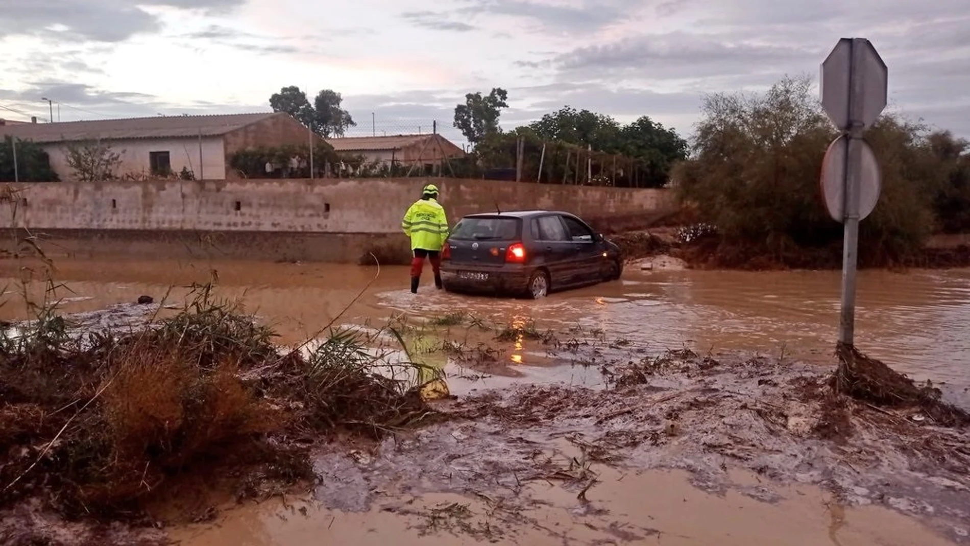 Vehículo atrapado en una avenida en Lorca (Murcia)