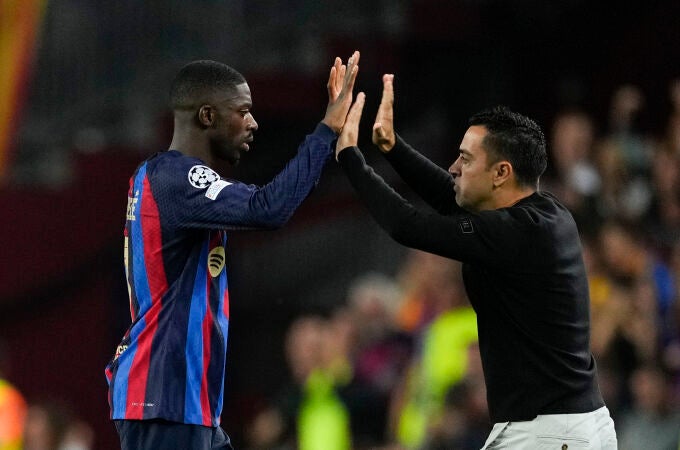 Xavi se saluda con Dembélé en el partido en el que el Barça se hundió ante el Inter