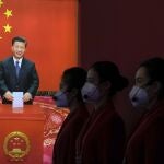 Las azafatas de una exhibición que destaca los logros del presidente Xi Jinping a las puertas del XX Congreso Nacional en el que tiene previsto ser elegido para un tercer mandato consecutivo