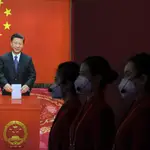 Las azafatas de una exhibición que destaca los logros del presidente Xi Jinping a las puertas del XX Congreso Nacional en el que tiene previsto ser elegido para un tercer mandato consecutivo
