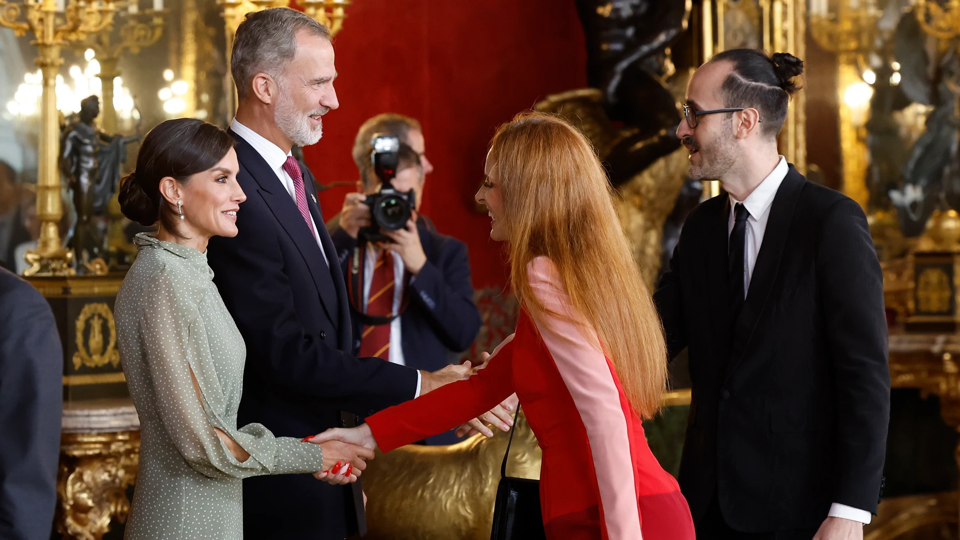 Felipe VI y Letizia saludan a la diseñadora Ana Locking