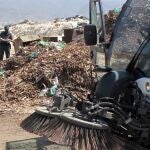 Un agente del Seprona de la Guardia Civil atestigua los residuos acumulados en un paraje de Roquetas de Mar (Almería). GUARDIA CIVIL