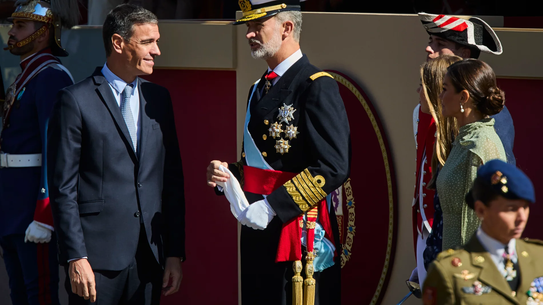 Pedro Sánchez charla con Felipe VI tras concluir el desfile