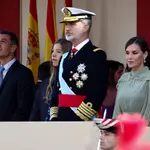 (I-D) El presidente del Gobierno, Pedro Sánchez; la Infanta Sofía; el Rey Felipe VI y la Reina Letizia, durante el acto solemne de homenaje a la bandera nacional