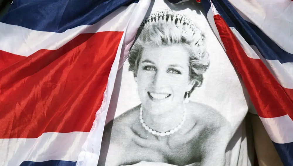 Tributos en memoria de la princesa Diana de Gales a las puertas del Palacio de Kensington en Londres (Reino Unido) . EFE