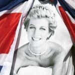 Tributos en memoria de la princesa Diana de Gales a las puertas del Palacio de Kensington en Londres (Reino Unido) . EFE