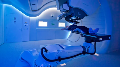 Sala de protonterapia con paciente