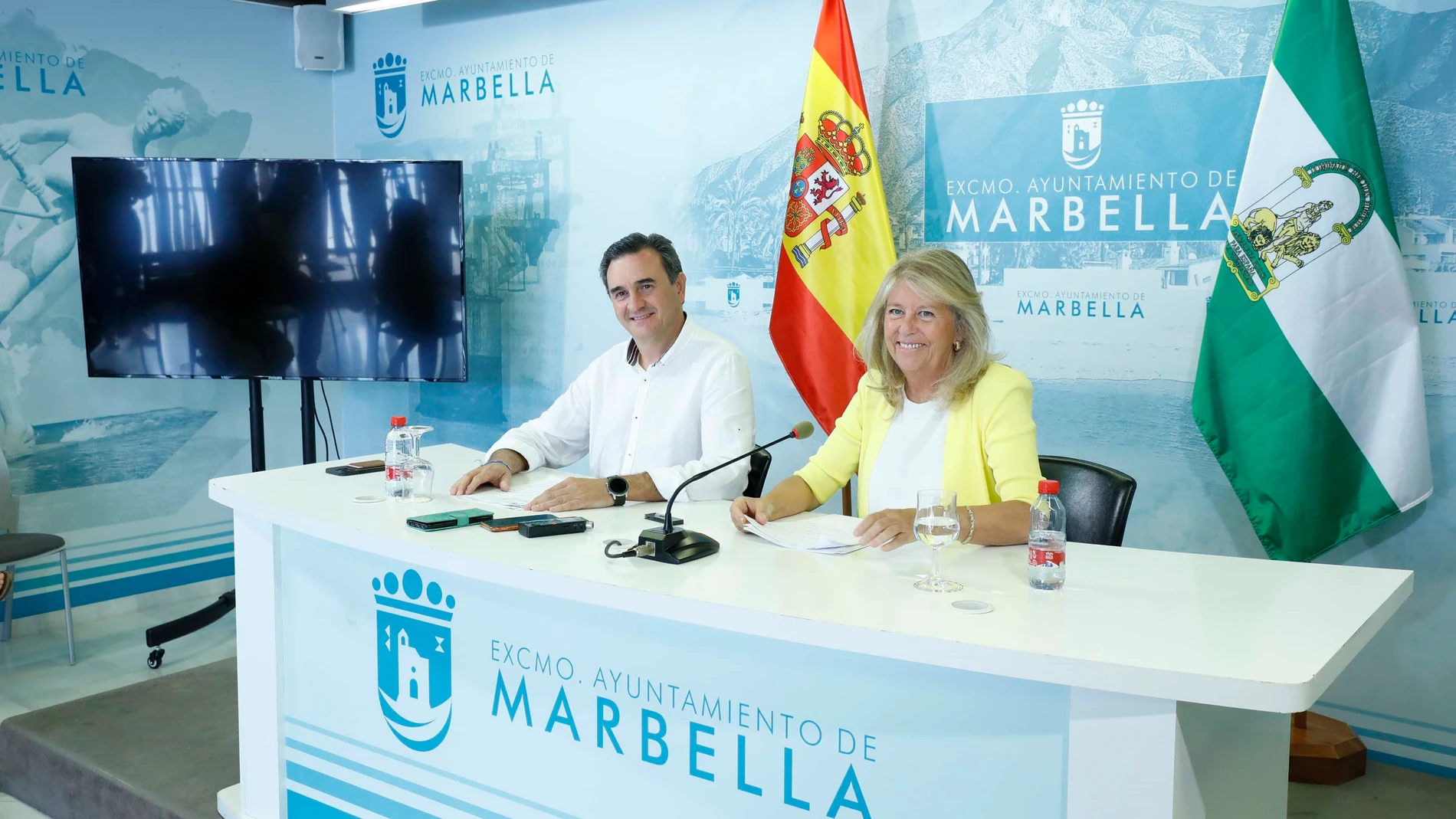 La alcaldesa de Marbella, Ángeles Muñoz, junto al edil de Hacienda, Félix Romero. AYUNTAMIENTO DE MARBELLA