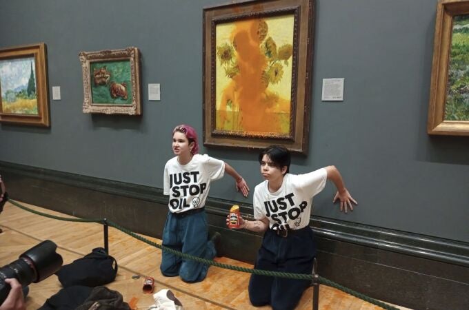 Dos activistas de Just Stop Oil, tras lanzar sopa de tomate a un cuadro de Vang Gogh