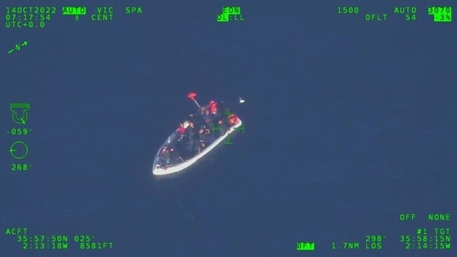 Imagen de la patera rescatada captada desde el aire. SASEMAR