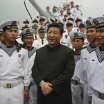 El presidente chino Xi Jinping con marinos en una foto de archivo