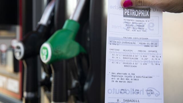 Factura que muestra la bonificación de 20 céntimos por el repostaje de gasolina