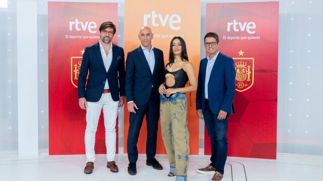 El presidente de la Real Federación Española de Fútbol, Javier Rubiales; la cantante Chanel y el periodista de deportes de TVE Arsenio Cañada posan durante la presentación de Chanel para hacer la canción oficial que acompañará a la Selección Española en el Mundial de Fútbol de Catar