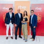 El presidente de la Real Federación Española de Fútbol, Javier Rubiales; la cantante Chanel y el periodista de deportes de TVE Arsenio Cañada posan durante la presentación de Chanel para hacer la canción oficial que acompañará a la Selección Española en el Mundial de Fútbol de Catar