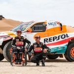 Isidre Esteve y su copiloto Txema Villalobos (Repsol Toyota Rally Team), junto a su nuevo coche, el Toyota Hilux T1+REPSOL TOYOTA RALLY TEAM