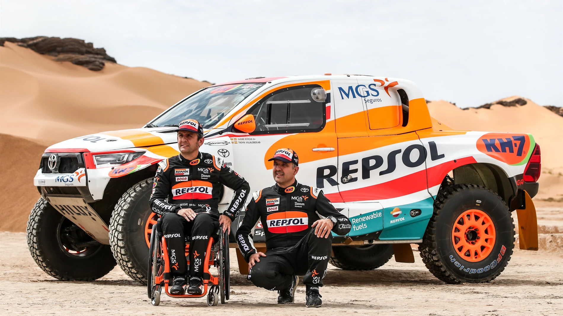Isidre Esteve y su copiloto Txema Villalobos (Repsol Toyota Rally Team), junto a su nuevo coche, el Toyota Hilux T1+REPSOL TOYOTA RALLY TEAM