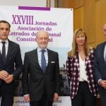 El presidente de la Diputación, Conrado Íscar; el vicepresidente del Tribunal Constitucional, Juan Antonio Xiol; la presidenta de la Junta Directiva de ALTC Isabel Perelló y el consejero de la Presidencia, Jesús Julio Carnero, en la clausura de las XXVIII Jornadas de la Asociación de Letrados del Tribunal Constitucional