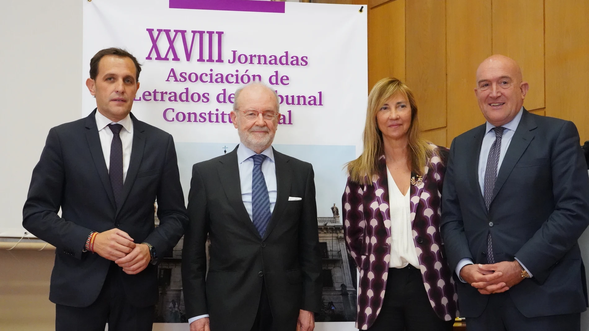 El presidente de la Diputación, Conrado Íscar; el vicepresidente del Tribunal Constitucional, Juan Antonio Xiol; la presidenta de la Junta Directiva de ALTC Isabel Perelló y el consejero de la Presidencia, Jesús Julio Carnero, en la clausura de las XXVIII Jornadas de la Asociación de Letrados del Tribunal Constitucional