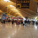 Pasajeros en la zona de facturación de la Terminal 4 del Aeropuerto Adolfo Suárez Madrid- Barajas