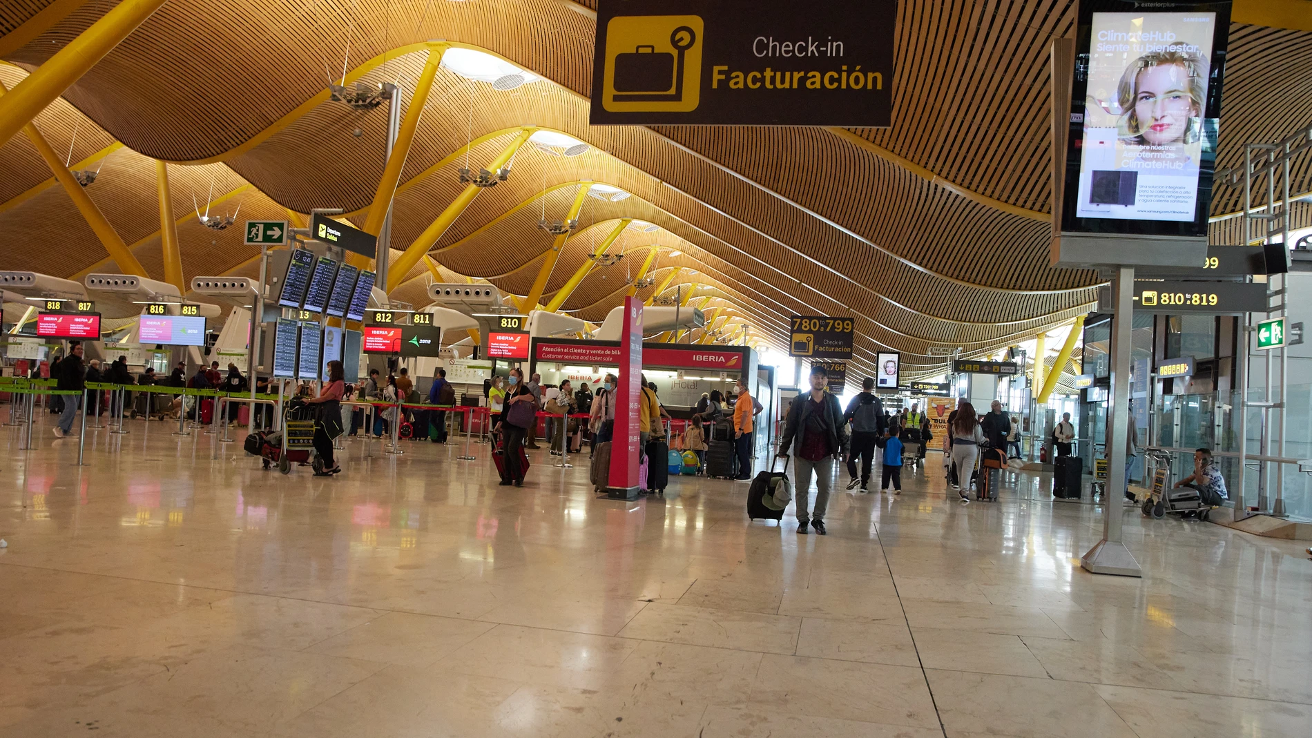 Pasajeros en la zona de facturación de la Terminal 4 del Aeropuerto Adolfo Suárez Madrid- Barajas