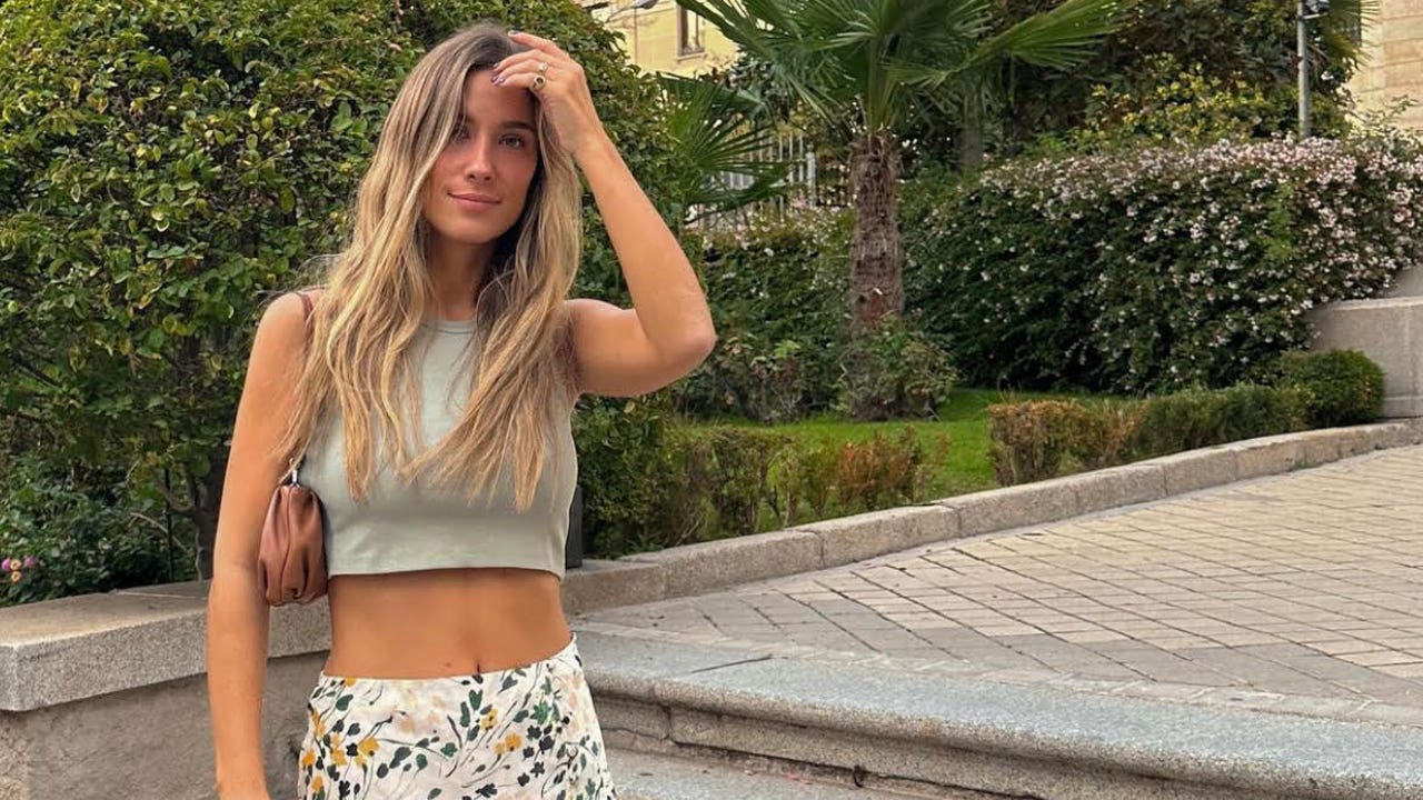 We have fallen in love with the trendy festival look of María Pombo with a 90s-style skirt