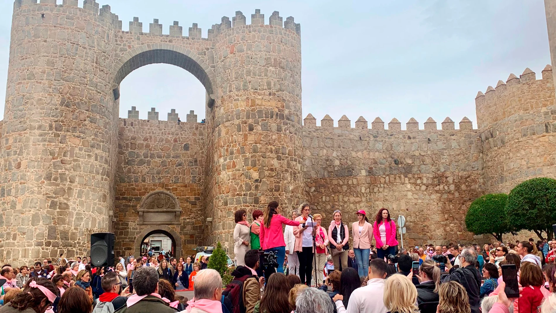 Lectura de un manifiesto y abrazo a la muralla de Ávila contra el cáncer de mama