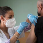 Una enfermera vacuna a un hombre contra la gripe y la covid en Andalucía el año pasado