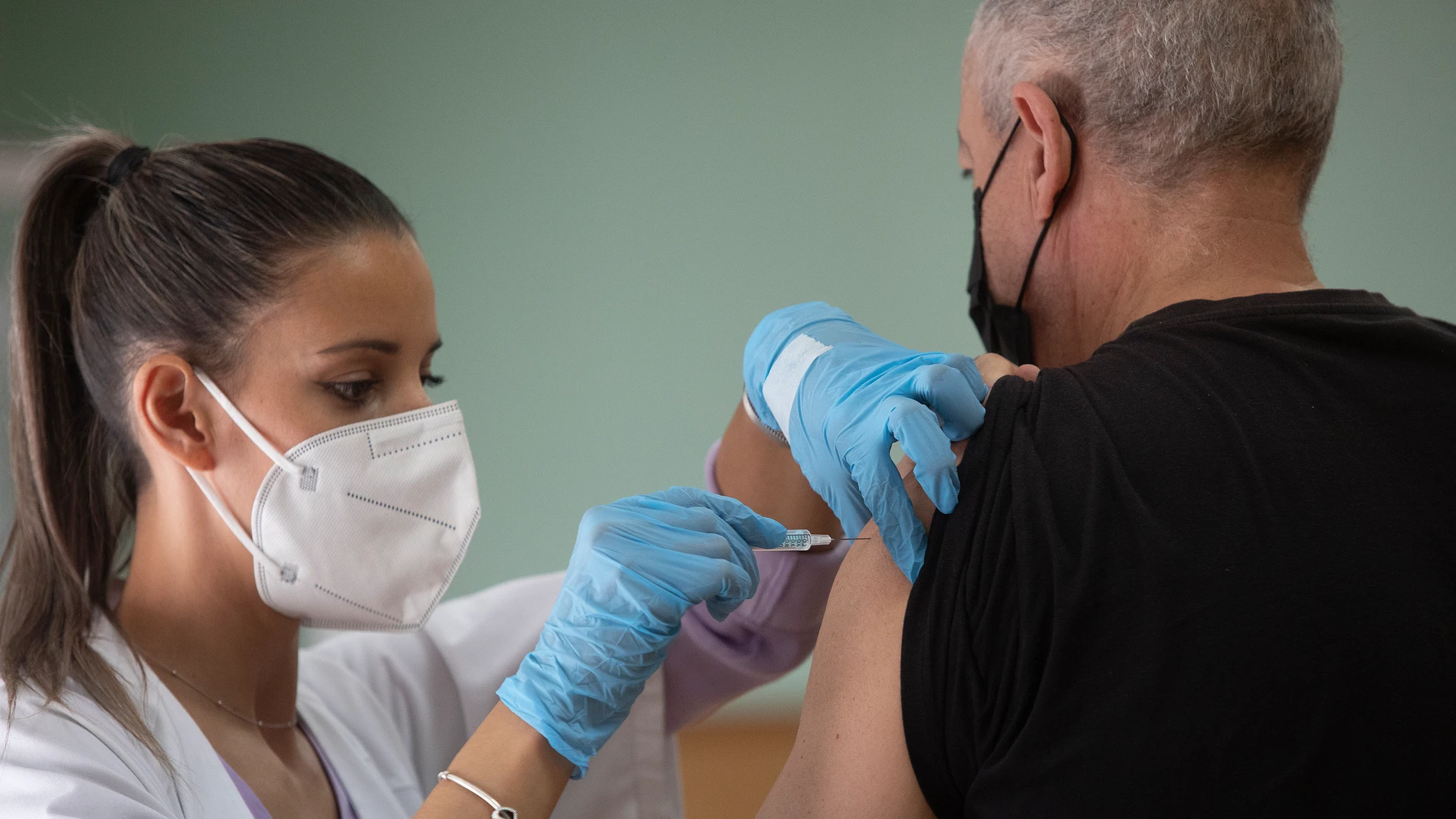 Una enfermera vacuna a un hombre contra la gripe y la covid en Andalucía el año pasado