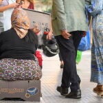 Una mujer sentada en una calle del centro de Sevilla pide dinero. EFE/ Raúl Caro.