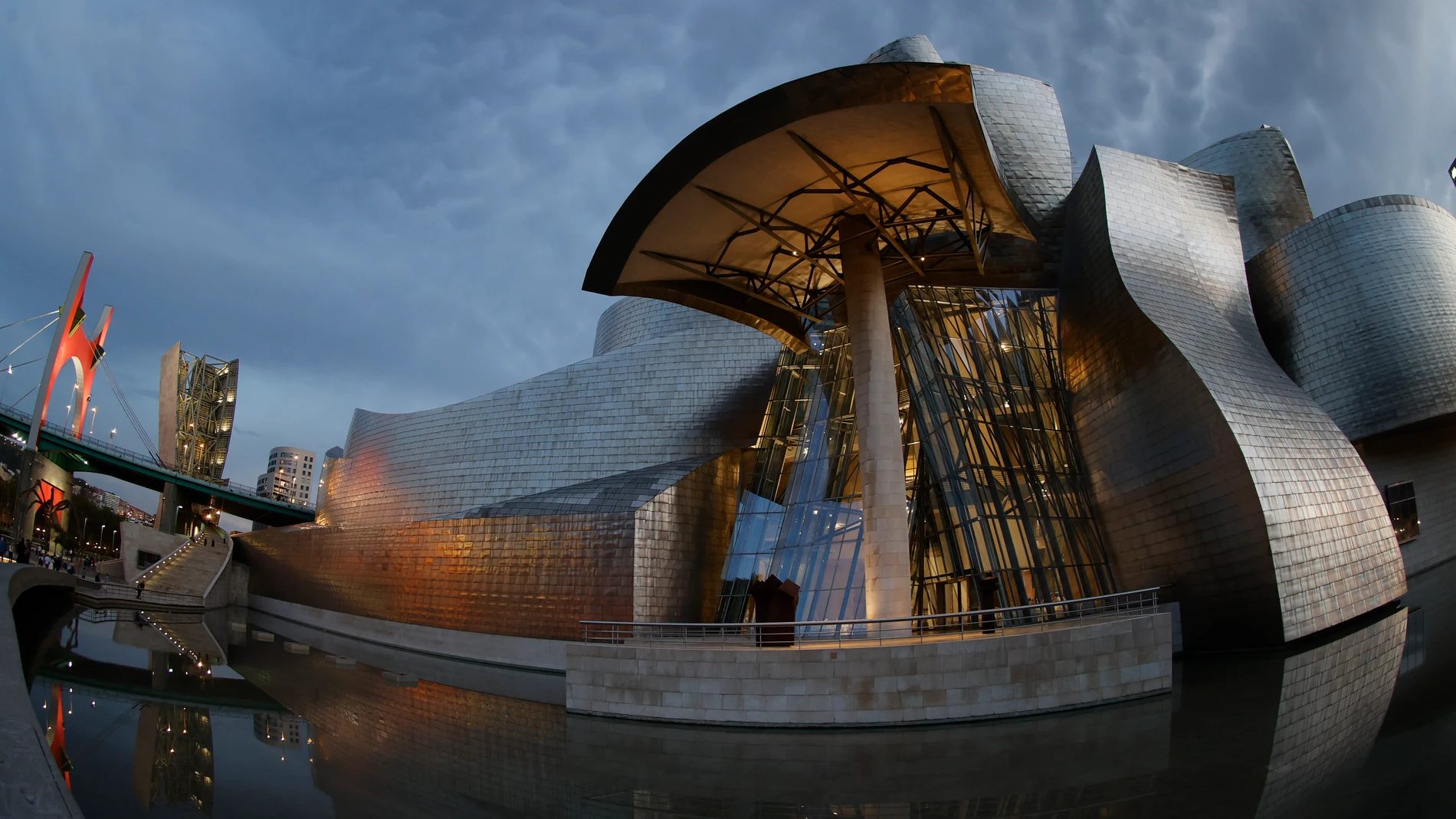 El museo Guggenheim de Bilbao, obra del arquitecto Frank Gehry donde se conmemora el aniversario de la obra que creó hace 25 años. El artista canadiense se ha desplazado hasta la capital vizcaína para asistir a los actos del 25 aniversario de una de sus obras emblemáticas, inaugurada el 18 de octubre de 1997, en la que este martes será presentada la exposición "Secciones/Intersecciones. 25 Años de la Colección del Museo", que ocupa todas las salas del centro. EFE/Luis Tejido